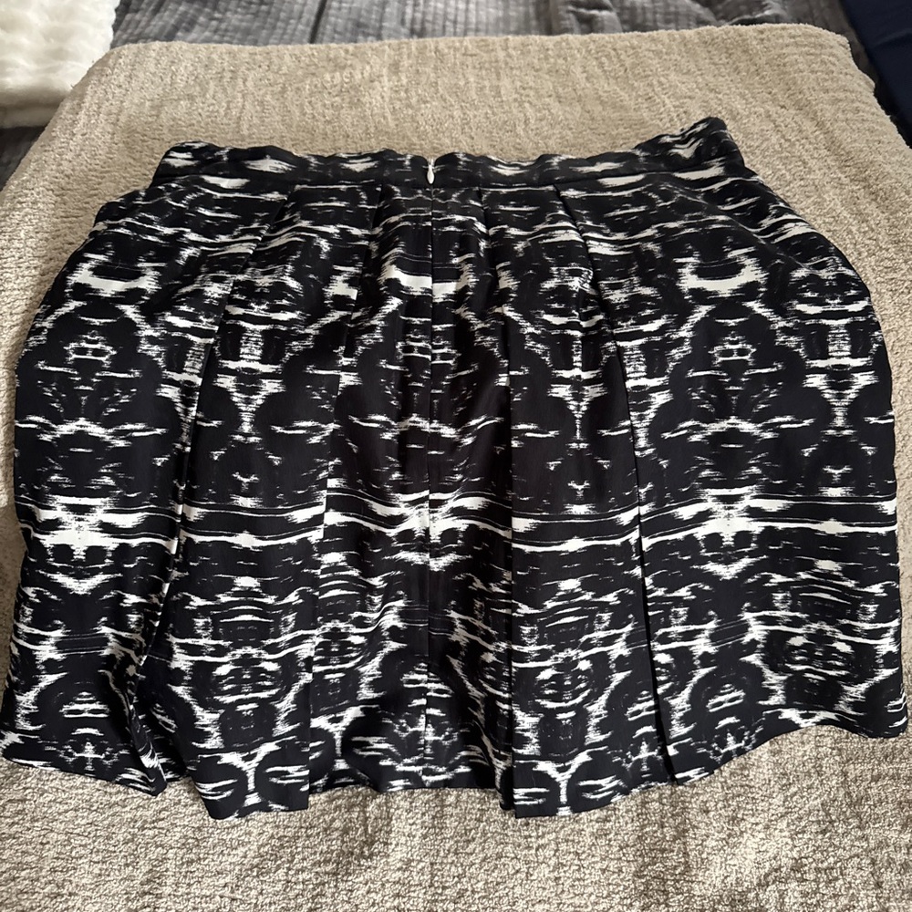 Black and White Patterned Pleated Skirt